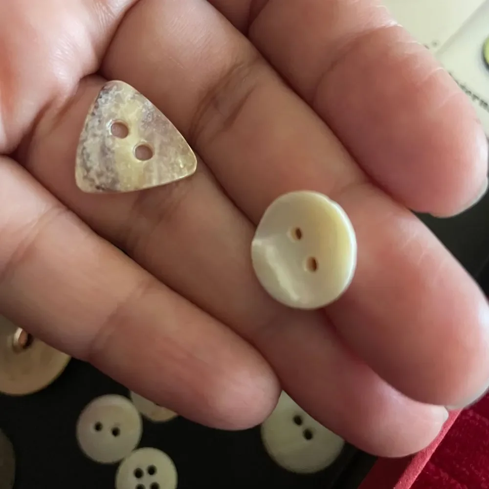 Lot sewing Clothing buttons abalone shell stone natural varied sizes cream white